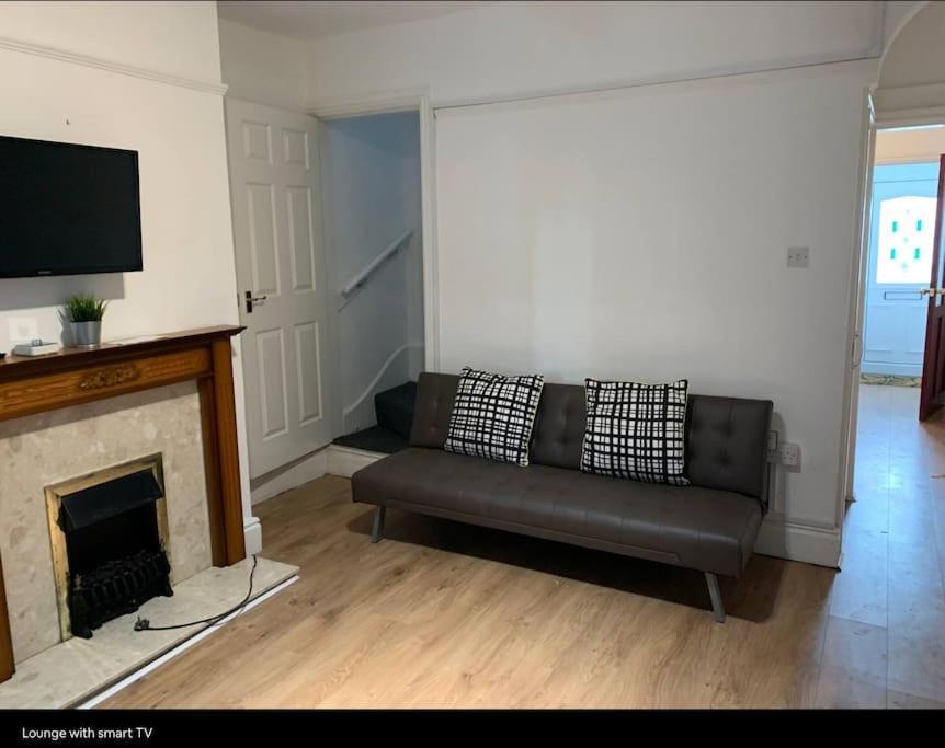 Wv1 Budget Contractor Stays- 5 Beds - Discounts Ok Вулвергемптон Екстер'єр фото