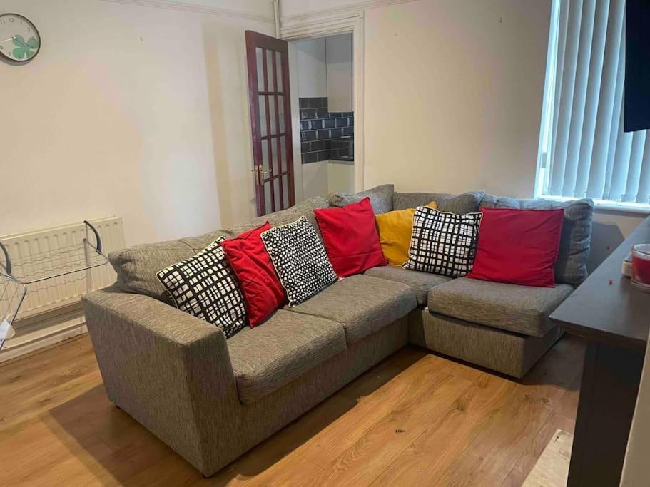 Wv1 Budget Contractor Stays- 5 Beds - Discounts Ok Вулвергемптон Екстер'єр фото
